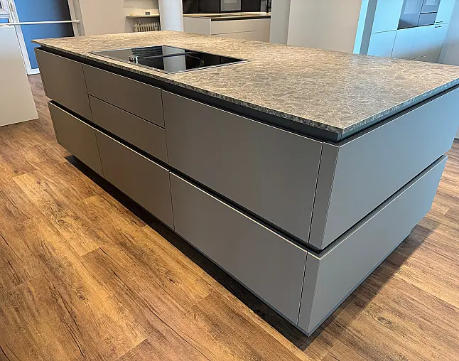 Moderne Designküche mit viel Stauraum in gedeckter Farbkombination und Top Geräten von Gaggenau/V-Zug/Liebherr