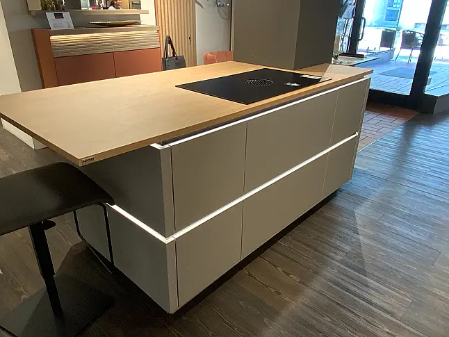 Moderne Küche mit Insel und Geräten
