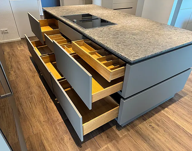 Moderne Designküche mit viel Stauraum in gedeckter Farbkombination und Top Geräten von Gaggenau/V-Zug/Liebherr