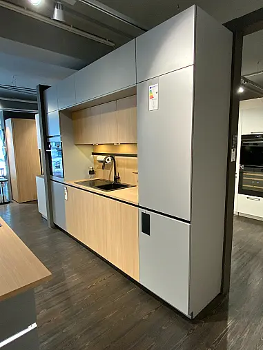 Moderne Küche mit Insel und Geräten