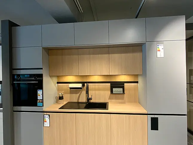 Moderne Küche mit Insel und Geräten