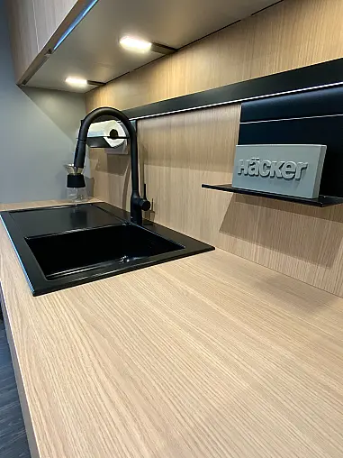 Moderne Küche mit Insel und Geräten
