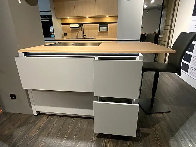 Moderne Küche mit Insel und Geräten