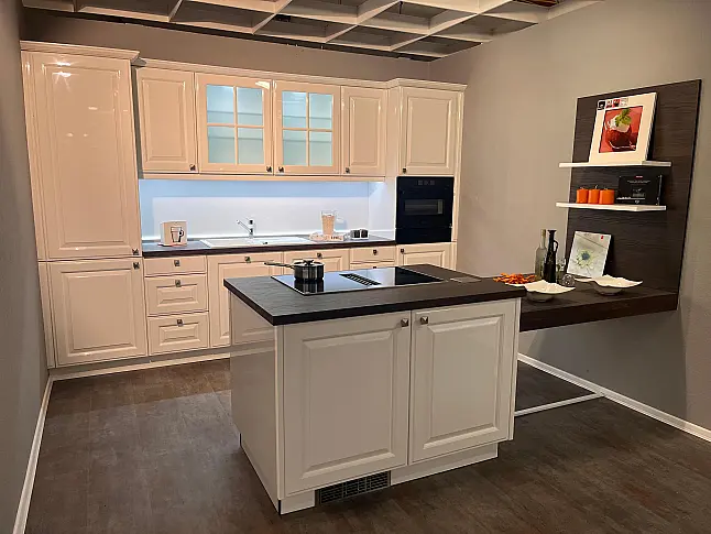 Moderne Landhausküche mit Miele-Geräten inkl. Sitzmöglichkeit und Kochinsel