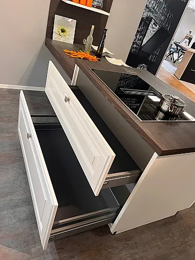 Moderne Landhausküche mit Miele-Geräten inkl. Sitzmöglichkeit und Kochinsel