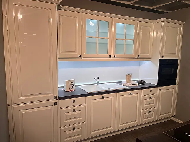 Moderne Landhausküche mit Miele-Geräten inkl. Sitzmöglichkeit und Kochinsel