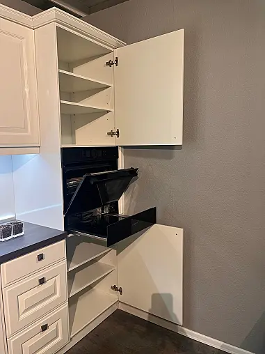 Moderne Landhausküche mit Miele-Geräten inkl. Sitzmöglichkeit und Kochinsel