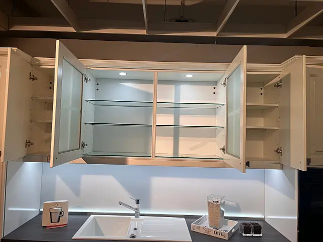 Moderne Landhausküche mit Miele-Geräten inkl. Sitzmöglichkeit und Kochinsel