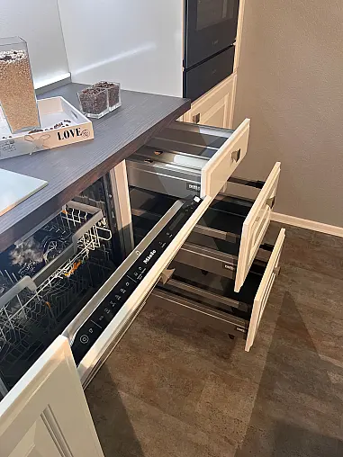 Moderne Landhausküche mit Miele-Geräten inkl. Sitzmöglichkeit und Kochinsel