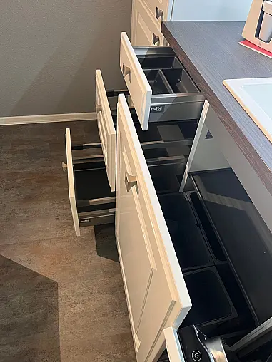 Moderne Landhausküche mit Miele-Geräten inkl. Sitzmöglichkeit und Kochinsel