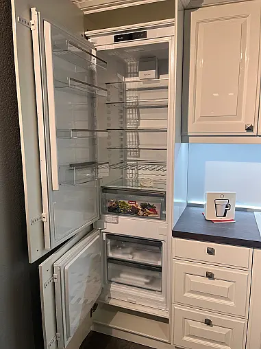 Moderne Landhausküche mit Miele-Geräten inkl. Sitzmöglichkeit und Kochinsel