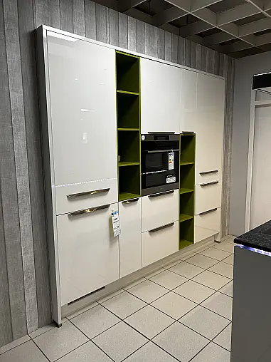 Moderne Hochglanz-Küche in Weiß mit großer Insel