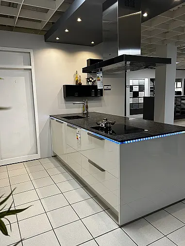 Moderne Hochglanz-Küche in Weiß mit großer Insel