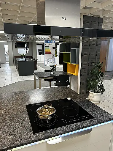 Moderne Hochglanz-Küche in Weiß mit großer Insel