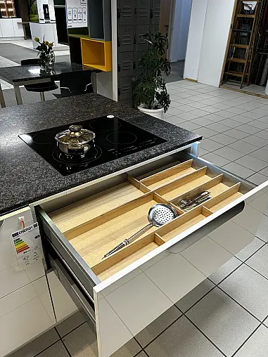 Moderne Hochglanz-Küche in Weiß mit großer Insel
