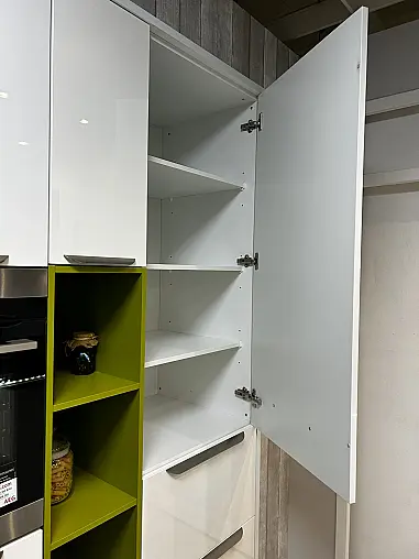 Moderne Hochglanz-Küche in Weiß mit großer Insel