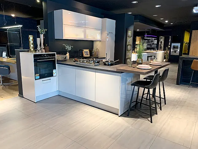 moderne Küche in T-Form mit Theke, schwarzem Siemens Backofen und Muldenlüfter aus satiniertem Glas