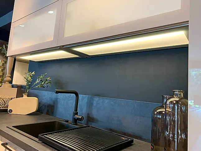 moderne Küche in T-Form mit Theke, schwarzem Siemens Backofen und Muldenlüfter aus satiniertem Glas