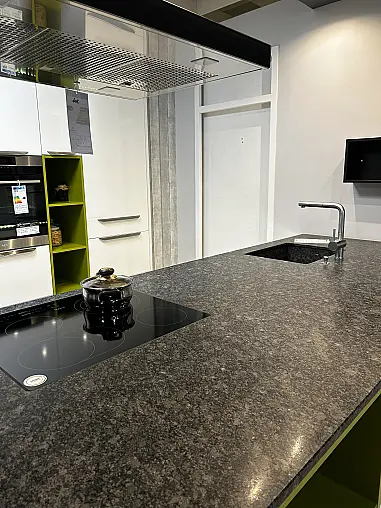 Moderne Hochglanz-Küche in Weiß mit großer Insel