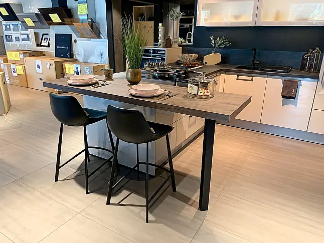 moderne Küche in T-Form mit Theke, schwarzem Siemens Backofen und Muldenlüfter aus satiniertem Glas