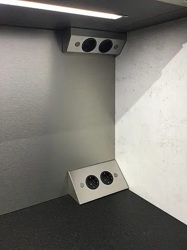 Betonoptik Küche moderne Designküche Weißbeton NB mit Natursteinarbeitsplatte in Grau, Griffleisten, dekorativer Glasrückwand und Induktionskochfeld