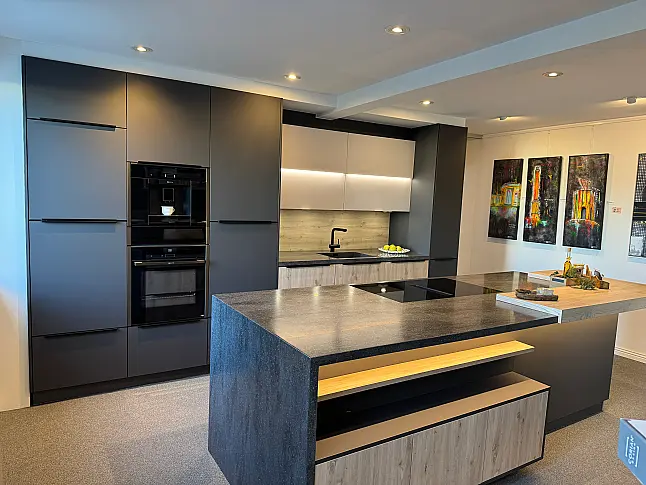 Moderne, elegante Einbauküche mit Wandzeile, Kochinsel, Baransatz und rückwertigem Sideboard, sowie Arbeitsplatte aus Corian-Mineralwerkstoff