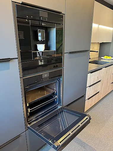 Moderne, elegante Einbauküche mit Wandzeile, Kochinsel, Baransatz und rückwertigem Sideboard, sowie Arbeitsplatte aus Corian-Mineralwerkstoff