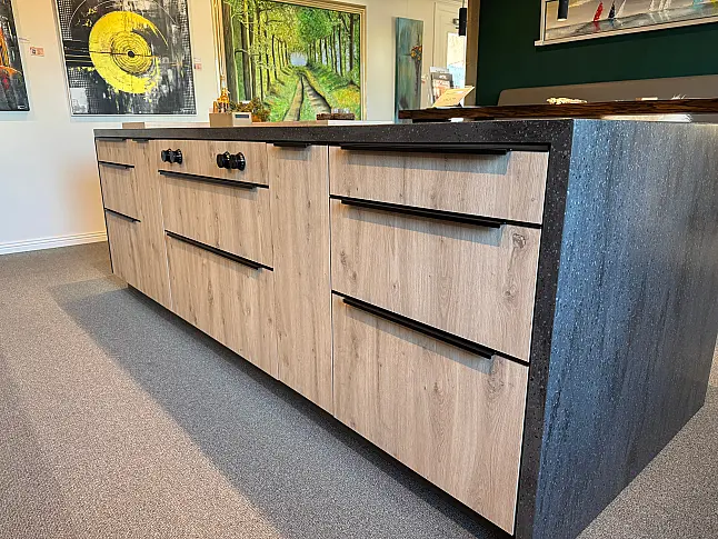 Moderne, elegante Einbauküche mit Wandzeile, Kochinsel, Baransatz und rückwertigem Sideboard, sowie Arbeitsplatte aus Corian-Mineralwerkstoff