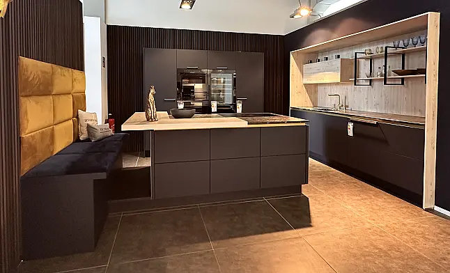 Moderne Design-Inselküche in Nachtblau Mattlack Ultramatt, Rückwände Kastanie hell inkl. Sitzbank