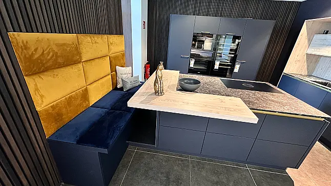 Moderne Design-Inselküche in Nachtblau Mattlack Ultramatt, Rückwände Kastanie hell inkl. Sitzbank