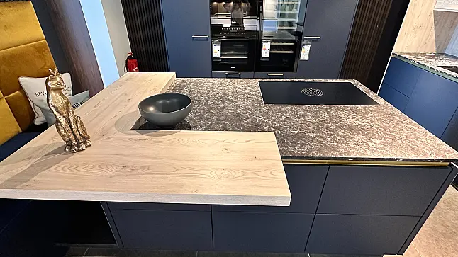 Moderne Design-Inselküche in Nachtblau Mattlack Ultramatt, Rückwände Kastanie hell inkl. Sitzbank