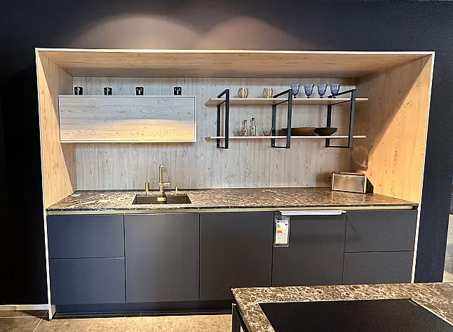 Moderne Design-Inselküche in Nachtblau Mattlack Ultramatt, Rückwände Kastanie hell inkl. Sitzbank