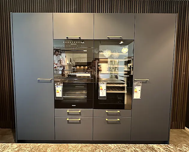 Moderne Design-Inselküche in Nachtblau Mattlack Ultramatt, Rückwände Kastanie hell inkl. Sitzbank