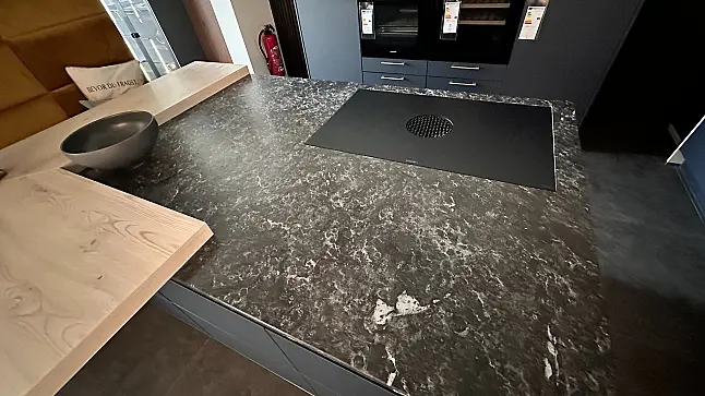 Moderne Design-Inselküche in Nachtblau Mattlack Ultramatt, Rückwände Kastanie hell inkl. Sitzbank