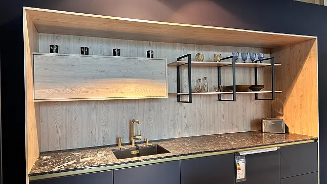 Moderne Design-Inselküche in Nachtblau Mattlack Ultramatt, Rückwände Kastanie hell inkl. Sitzbank