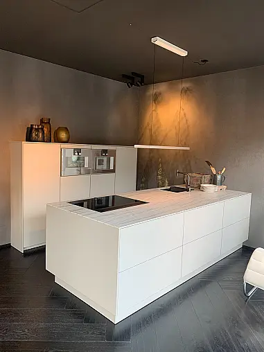 Pure große Kücheninsel mit Hochschrankzeile grifflos
