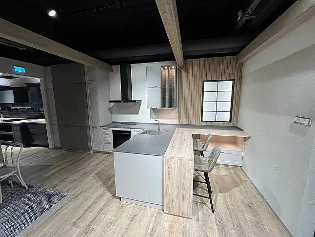Exklusive Messeküche - Landhausstil - Granit-Arbeitsplatten - Luxus pur - LED-Beleuchtungen - Sitzgelegenheit - XL-Schränke - Esstisch