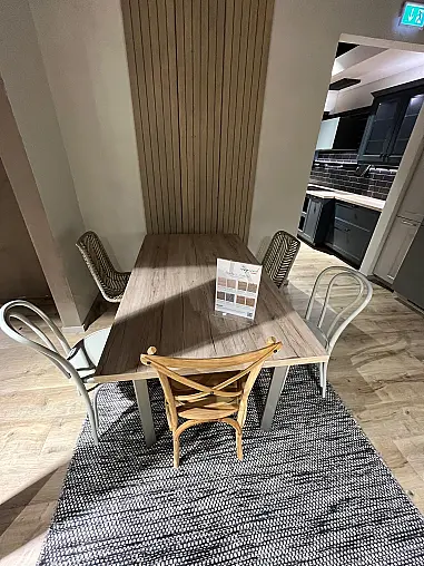 Exklusive Messeküche - Landhausstil - Granit-Arbeitsplatten - Luxus pur - LED-Beleuchtungen - Sitzgelegenheit - XL-Schränke - Esstisch