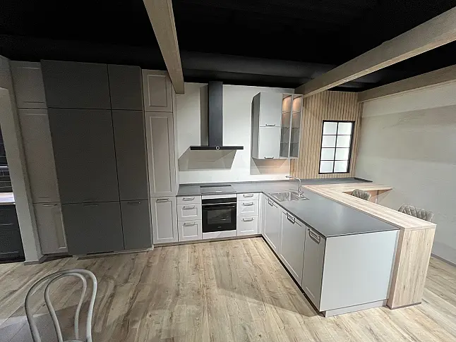 Exklusive Messeküche - Landhausstil - Granit-Arbeitsplatten - Luxus pur - LED-Beleuchtungen - Sitzgelegenheit - XL-Schränke - Esstisch