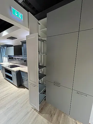 Exklusive Messeküche - Landhausstil - Granit-Arbeitsplatten - Luxus pur - LED-Beleuchtungen - Sitzgelegenheit - XL-Schränke - Esstisch