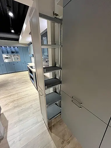 Exklusive Messeküche - Landhausstil - Granit-Arbeitsplatten - Luxus pur - LED-Beleuchtungen - Sitzgelegenheit - XL-Schränke - Esstisch