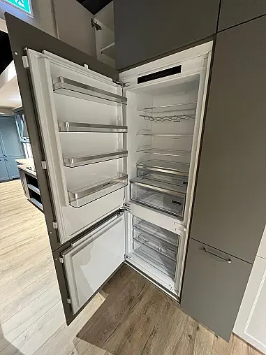 Exklusive Messeküche - Landhausstil - Granit-Arbeitsplatten - Luxus pur - LED-Beleuchtungen - Sitzgelegenheit - XL-Schränke - Esstisch