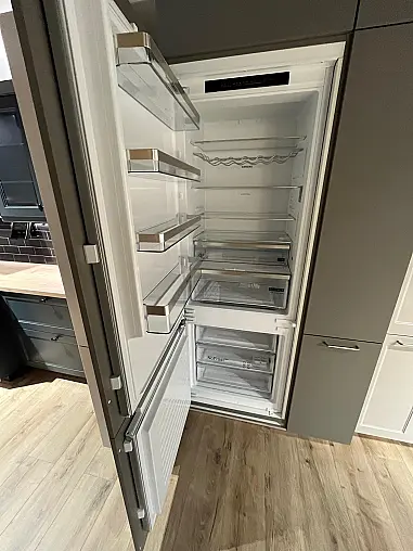 Exklusive Messeküche - Landhausstil - Granit-Arbeitsplatten - Luxus pur - LED-Beleuchtungen - Sitzgelegenheit - XL-Schränke - Esstisch