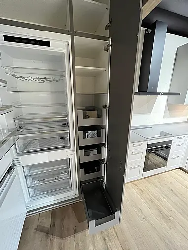 Exklusive Messeküche - Landhausstil - Granit-Arbeitsplatten - Luxus pur - LED-Beleuchtungen - Sitzgelegenheit - XL-Schränke - Esstisch