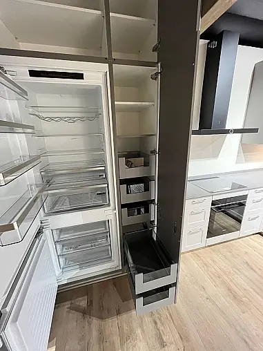 Exklusive Messeküche - Landhausstil - Granit-Arbeitsplatten - Luxus pur - LED-Beleuchtungen - Sitzgelegenheit - XL-Schränke - Esstisch