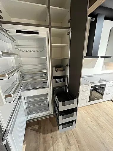 Exklusive Messeküche - Landhausstil - Granit-Arbeitsplatten - Luxus pur - LED-Beleuchtungen - Sitzgelegenheit - XL-Schränke - Esstisch
