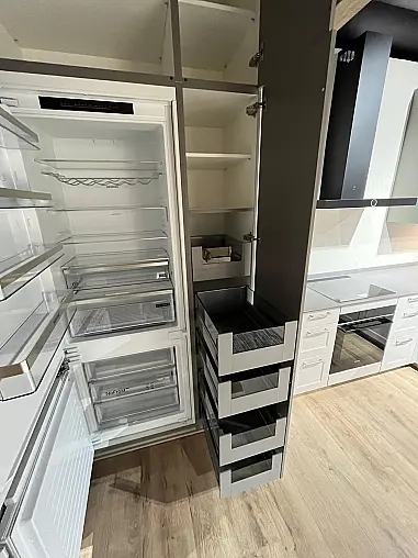 Exklusive Messeküche - Landhausstil - Granit-Arbeitsplatten - Luxus pur - LED-Beleuchtungen - Sitzgelegenheit - XL-Schränke - Esstisch