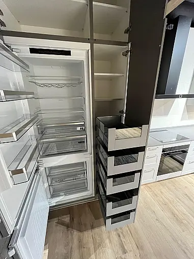 Exklusive Messeküche - Landhausstil - Granit-Arbeitsplatten - Luxus pur - LED-Beleuchtungen - Sitzgelegenheit - XL-Schränke - Esstisch