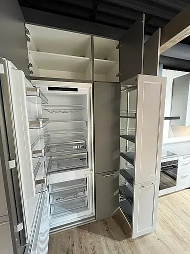 Exklusive Messeküche - Landhausstil - Granit-Arbeitsplatten - Luxus pur - LED-Beleuchtungen - Sitzgelegenheit - XL-Schränke - Esstisch