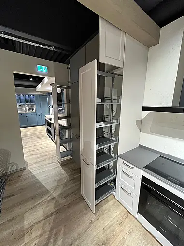 Exklusive Messeküche - Landhausstil - Granit-Arbeitsplatten - Luxus pur - LED-Beleuchtungen - Sitzgelegenheit - XL-Schränke - Esstisch